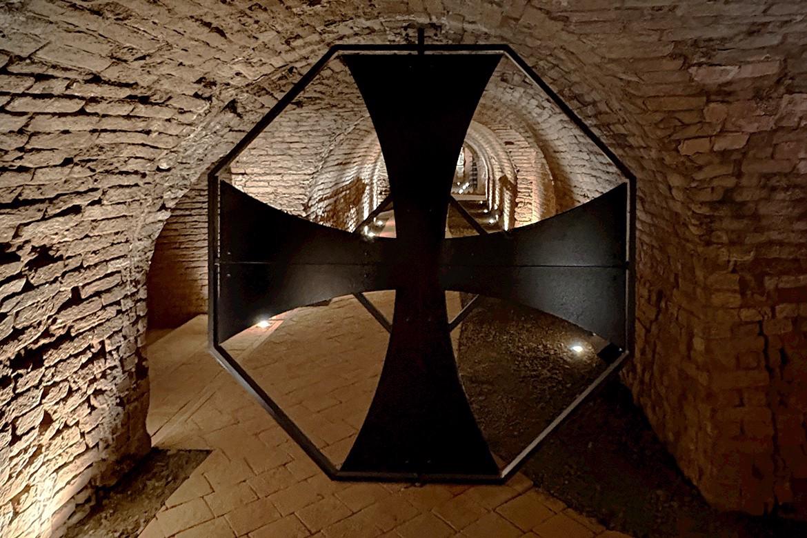 Pohled na sklepní chodbu skrze kříž
