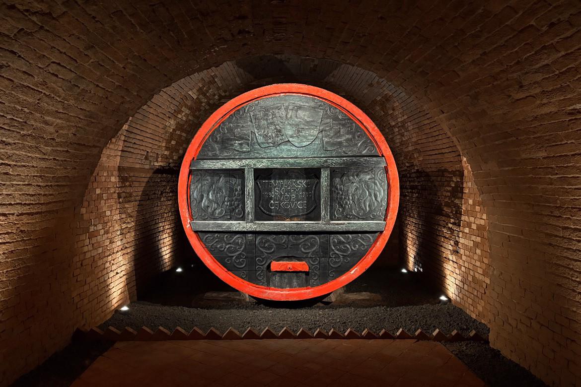 Čelní pohled na barikový sud