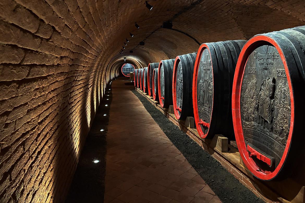 Řada barikových sudů